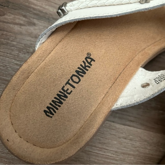 MINNETONKA White Leather Silver Metal Floral Detail Thong Sandals Women Size 8 - Picture 7 of 9